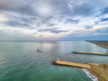 Güneş doğarken Sakarya Karasu sahil manzarası kıyı dalgaları ve sakin okyanus suları. Yüksek açılı, geniş açılı sakin bir okyanus manzarası. ADAPAZARI Türkiye İHA 'sı 