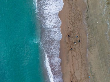 Turkuaz Okyanusu Yüksek Açı Manzarası ve İnsanlarla Kumsal. Bir plajın turkuaz okyanus sularıyla buluşmasının havadan çekilmiş görüntüsü. Karasu Sakarya Adapazari Türkiye İHA 'sı 