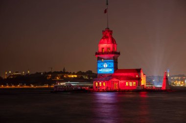 ISTANBUL TURKEY 29 Ekim 2019: Tukey Cumhuriyet Günü kutlamaları sırasında Uskudar ışık gösterisi Maiden 's Tower. Atatürk, Türk bayrağı ve İstanbul Belediye sembolleri ışıklı kulede.
