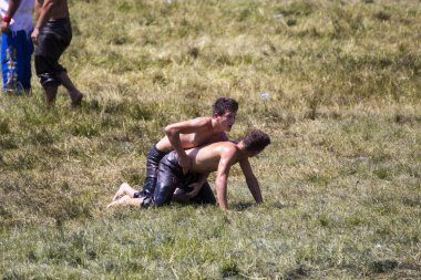 EDIRNE, TURKEY - 14 Temmuz 2018: Türkiye 'de Kırkpınar Türk Yağlı Güreş Festivali' nde orta sıklet güreşçileri zafer için mücadele ediyor. 