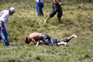 EDIRNE, TURKEY - 14 Temmuz 2018: Türkiye 'de Kırkpınar Türk Yağlı Güreş Festivali' nde orta sıklet güreşçileri zafer için mücadele ediyor. 