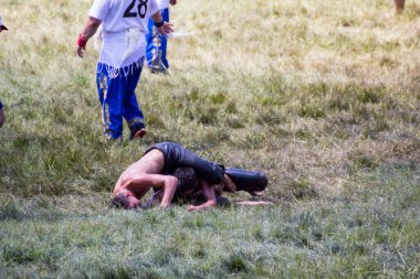 EDIRNE, TURKEY - 14 Temmuz 2018: Türkiye 'de Kırkpınar Türk Yağlı Güreş Festivali' nde orta sıklet güreşçileri zafer için mücadele ediyor. 