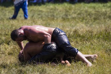 EDIRNE, TURKEY - 14 Temmuz 2018: Türkiye 'de Kırkpınar Türk Yağlı Güreş Festivali' nde orta sıklet güreşçileri zafer için mücadele ediyor. 