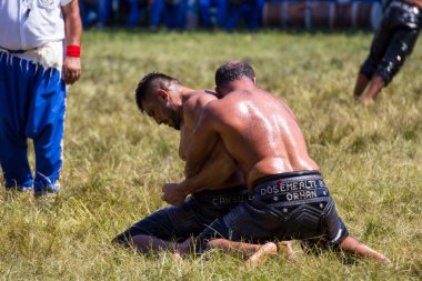 EDIRNE, TURKEY - 14 Temmuz 2018: Türkiye 'de Kırkpınar Türk Yağlı Güreş Festivali' nde orta sıklet güreşçileri zafer için mücadele ediyor. 