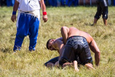 EDIRNE, TURKEY - 14 Temmuz 2018: Türkiye 'de Kırkpınar Türk Yağlı Güreş Festivali' nde orta sıklet güreşçileri zafer için mücadele ediyor. 