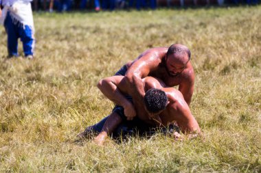 EDIRNE, TURKEY - 14 Temmuz 2018: Türkiye 'de Kırkpınar Türk Yağlı Güreş Festivali' nde orta sıklet güreşçileri zafer için mücadele ediyor. 