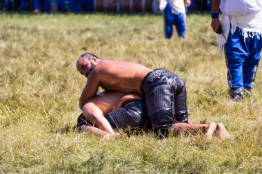 EDIRNE, TURKEY - 14 Temmuz 2018: Türkiye 'de Kırkpınar Türk Yağlı Güreş Festivali' nde orta sıklet güreşçileri zafer için mücadele ediyor. 