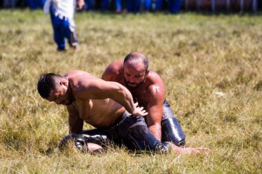 EDIRNE, TURKEY - 14 Temmuz 2018: Türkiye 'de Kırkpınar Türk Yağlı Güreş Festivali' nde orta sıklet güreşçileri zafer için mücadele ediyor. 