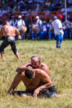 EDIRNE, TURKEY - 14 Temmuz 2018: Türkiye 'de Kırkpınar Türk Yağlı Güreş Festivali' nde orta sıklet güreşçileri zafer için mücadele ediyor. 