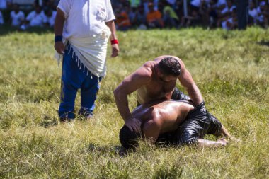 EDIRNE, TURKEY - 14 Temmuz 2018: Türkiye 'de Kırkpınar Türk Yağlı Güreş Festivali' nde orta sıklet güreşçileri zafer için mücadele ediyor. 