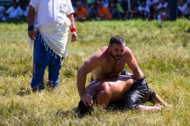 EDIRNE, TURKEY - 14 Temmuz 2018: Türkiye 'de Kırkpınar Türk Yağlı Güreş Festivali' nde orta sıklet güreşçileri zafer için mücadele ediyor. 