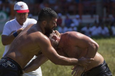 EDIRNE, TURKEY - 14 Temmuz 2018: Türkiye 'de Kırkpınar Türk Yağlı Güreş Festivali' nde orta sıklet güreşçileri zafer için mücadele ediyor. 