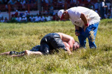 EDIRNE, TURKEY - 14 Temmuz 2018: Türkiye 'de Kırkpınar Türk Yağlı Güreş Festivali' nde orta sıklet güreşçileri zafer için mücadele ediyor. 