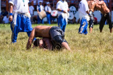 EDIRNE, TURKEY - 14 Temmuz 2018: Türkiye 'de Kırkpınar Türk Yağlı Güreş Festivali' nde orta sıklet güreşçileri zafer için mücadele ediyor. 