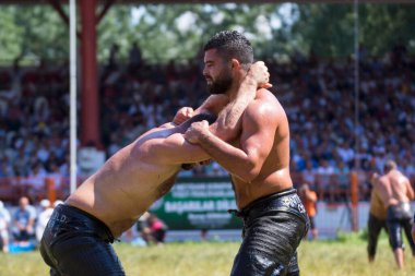 EDIRNE, TURKEY - 14 Temmuz 2018: Türkiye 'de Kırkpınar Türk Yağlı Güreş Festivali' nde orta sıklet güreşçileri zafer için mücadele ediyor. 