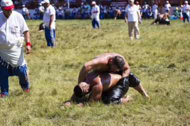 EDIRNE, TURKEY - 14 Temmuz 2018: Türkiye 'de Kırkpınar Türk Yağlı Güreş Festivali' nde orta sıklet güreşçileri zafer için mücadele ediyor. 
