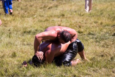 EDIRNE, TURKEY - 14 Temmuz 2018: Türkiye 'de Kırkpınar Türk Yağlı Güreş Festivali' nde orta sıklet güreşçileri zafer için mücadele ediyor. 