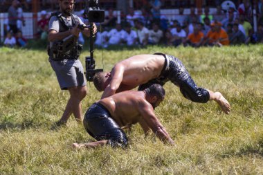 EDIRNE, TURKEY - 14 Temmuz 2018: Türkiye 'de Kırkpınar Türk Yağlı Güreş Festivali' nde orta sıklet güreşçileri zafer için mücadele ediyor. 