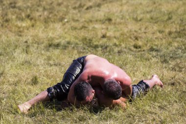EDIRNE, TURKEY - 14 Temmuz 2018: Türkiye 'de Kırkpınar Türk Yağlı Güreş Festivali' nde orta sıklet güreşçileri zafer için mücadele ediyor. 
