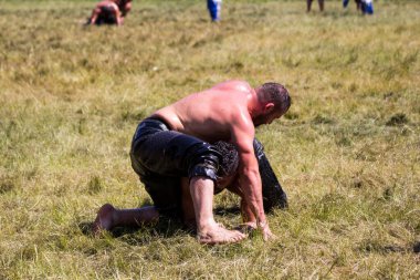 EDIRNE, TURKEY - 14 Temmuz 2018: Türkiye 'de Kırkpınar Türk Yağlı Güreş Festivali' nde orta sıklet güreşçileri zafer için mücadele ediyor. 