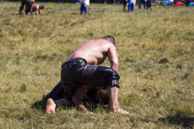 EDIRNE, TURKEY - 14 Temmuz 2018: Türkiye 'de Kırkpınar Türk Yağlı Güreş Festivali' nde orta sıklet güreşçileri zafer için mücadele ediyor. 