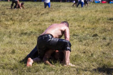 EDIRNE, TURKEY - 14 Temmuz 2018: Türkiye 'de Kırkpınar Türk Yağlı Güreş Festivali' nde orta sıklet güreşçileri zafer için mücadele ediyor. 