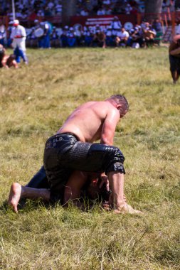 EDIRNE, TURKEY - 14 Temmuz 2018: Türkiye 'de Kırkpınar Türk Yağlı Güreş Festivali' nde orta sıklet güreşçileri zafer için mücadele ediyor. 