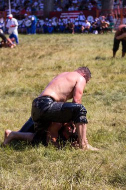 EDIRNE, TURKEY - 14 Temmuz 2018: Türkiye 'de Kırkpınar Türk Yağlı Güreş Festivali' nde orta sıklet güreşçileri zafer için mücadele ediyor. 