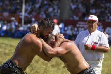 EDIRNE, TURKEY - 14 Temmuz 2018: Türkiye 'de Kırkpınar Türk Yağlı Güreş Festivali' nde orta sıklet güreşçileri zafer için mücadele ediyor. 