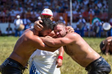 EDIRNE, TURKEY - 14 Temmuz 2018: Türkiye 'de Kırkpınar Türk Yağlı Güreş Festivali' nde orta sıklet güreşçileri zafer için mücadele ediyor. 