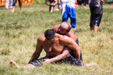 EDIRNE, TURKEY - 14 Temmuz 2018: Türkiye 'de Kırkpınar Türk Yağlı Güreş Festivali' nde orta sıklet güreşçileri zafer için mücadele ediyor. 