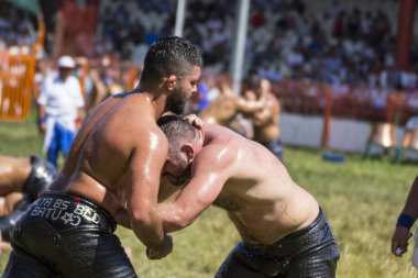 EDIRNE, TURKEY - 14 Temmuz 2018: Türkiye 'de Kırkpınar Türk Yağlı Güreş Festivali' nde orta sıklet güreşçileri zafer için mücadele ediyor. 