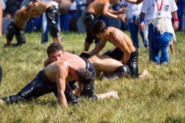 EDIRNE, TURKEY - 14 Temmuz 2018: Türkiye 'de Kırkpınar Türk Yağlı Güreş Festivali' nde orta sıklet güreşçileri zafer için mücadele ediyor. 