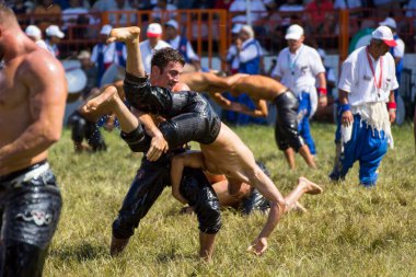 EDIRNE, TURKEY - 14 Temmuz 2018: Türkiye 'de Kırkpınar Türk Yağlı Güreş Festivali' nde orta sıklet güreşçileri zafer için mücadele ediyor. 