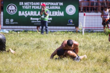 EDIRNE, TURKEY - 14 Temmuz 2018: Türkiye 'de Kırkpınar Türk Yağlı Güreş Festivali' nde orta sıklet güreşçileri zafer için mücadele ediyor. 