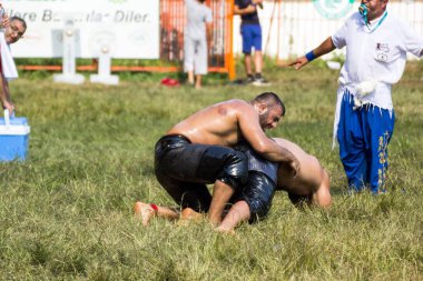 EDIRNE, TURKEY - 14 Temmuz 2018: Türkiye 'de Kırkpınar Türk Yağlı Güreş Festivali' nde orta sıklet güreşçileri zafer için mücadele ediyor. 