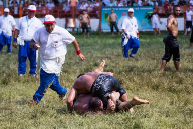 EDIRNE, TURKEY - 14 Temmuz 2018: Türkiye 'de Kırkpınar Türk Yağlı Güreş Festivali' nde orta sıklet güreşçileri zafer için mücadele ediyor. 