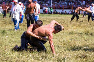 EDIRNE, TURKEY - 14 Temmuz 2018: Türkiye 'de Kırkpınar Türk Yağlı Güreş Festivali' nde orta sıklet güreşçileri zafer için mücadele ediyor. 