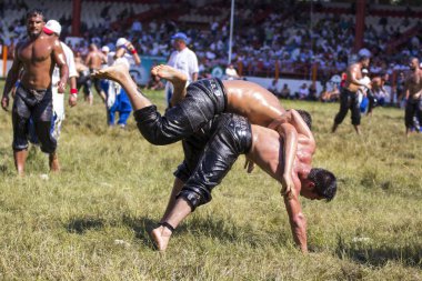 EDIRNE, TURKEY - 14 Temmuz 2018: Türkiye 'de Kırkpınar Türk Yağlı Güreş Festivali' nde orta sıklet güreşçileri zafer için mücadele ediyor. 
