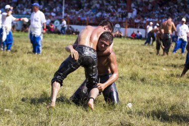 EDIRNE, TURKEY - 14 Temmuz 2018: Türkiye 'de Kırkpınar Türk Yağlı Güreş Festivali' nde orta sıklet güreşçileri zafer için mücadele ediyor. 