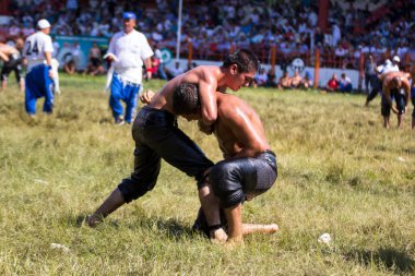 EDIRNE, TURKEY - 14 Temmuz 2018: Türkiye 'de Kırkpınar Türk Yağlı Güreş Festivali' nde orta sıklet güreşçileri zafer için mücadele ediyor. 
