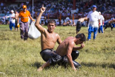 EDIRNE, TURKEY - 14 Temmuz 2018: Türkiye 'de Kırkpınar Türk Yağlı Güreş Festivali' nde orta sıklet güreşçileri zafer için mücadele ediyor. 