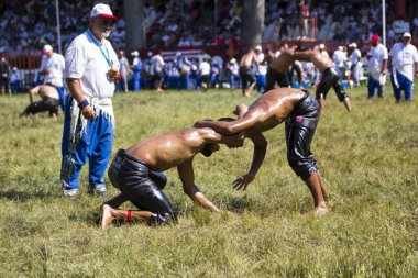 EDIRNE, TURKEY - 14 Temmuz 2018: Türkiye 'de Kırkpınar Türk Yağlı Güreş Festivali' nde orta sıklet güreşçileri zafer için mücadele ediyor. 