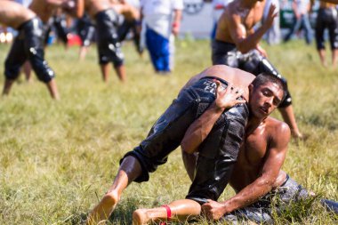 EDIRNE, TURKEY - 14 Temmuz 2018: Türkiye 'de Kırkpınar Türk Yağlı Güreş Festivali' nde orta sıklet güreşçileri zafer için mücadele ediyor. 