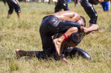 EDIRNE, TURKEY - 14 Temmuz 2018: Türkiye 'de Kırkpınar Türk Yağlı Güreş Festivali' nde orta sıklet güreşçileri zafer için mücadele ediyor. 