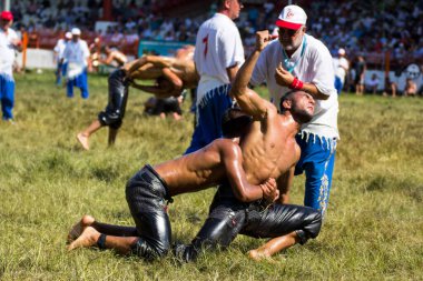 EDIRNE, TURKEY - 14 Temmuz 2018: Türkiye 'de Kırkpınar Türk Yağlı Güreş Festivali' nde orta sıklet güreşçileri zafer için mücadele ediyor. 