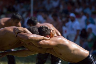 EDIRNE, TURKEY - 14 Temmuz 2018: Türkiye 'de Kırkpınar Türk Yağlı Güreş Festivali' nde orta sıklet güreşçileri zafer için mücadele ediyor. 