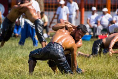 EDIRNE, TURKEY - 14 Temmuz 2018: Türkiye 'de Kırkpınar Türk Yağlı Güreş Festivali' nde orta sıklet güreşçileri zafer için mücadele ediyor. 