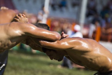 EDIRNE, TURKEY - 14 Temmuz 2018: Türkiye 'de Kırkpınar Türk Yağlı Güreş Festivali' nde orta sıklet güreşçileri zafer için mücadele ediyor. 