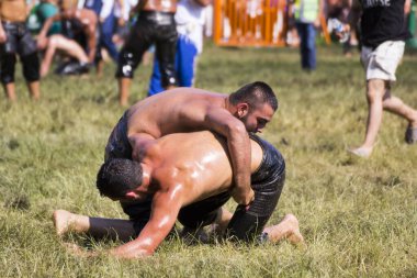 EDIRNE, TURKEY - 14 Temmuz 2018: Türkiye 'de Kırkpınar Türk Yağlı Güreş Festivali' nde orta sıklet güreşçileri zafer için mücadele ediyor. 